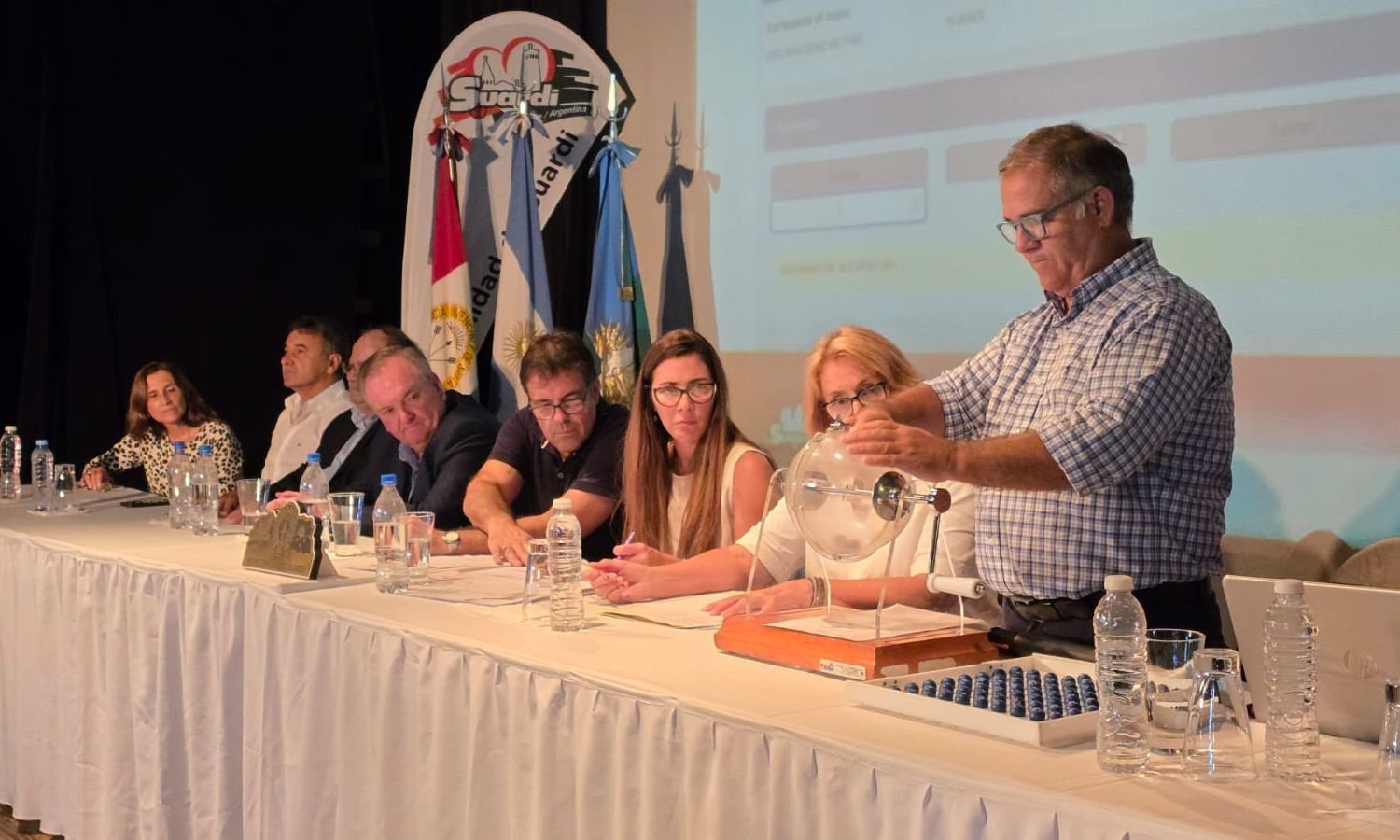 Autoridades durante el acto del sorteo de 24 viviendas provinciales en la ciudad de Suardi.
