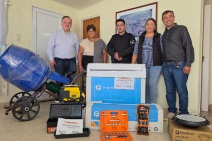 Senador Felipe Michlig entregando aportes a autoridades de Ñanducita La Lucila y Soledad