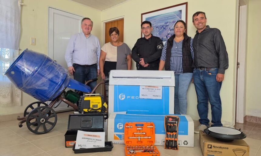Senador Felipe Michlig entregando aportes a autoridades de Ñanducita La Lucila y Soledad