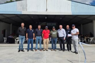 Senador Felipe Michlig, diputado Marcelo González y el veterano Owen Crippa en el Aeroclub de San Cristóbal durante la inauguración de obras.