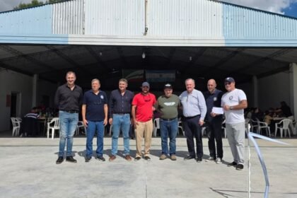 Senador Felipe Michlig, diputado Marcelo González y el veterano Owen Crippa en el Aeroclub de San Cristóbal durante la inauguración de obras.