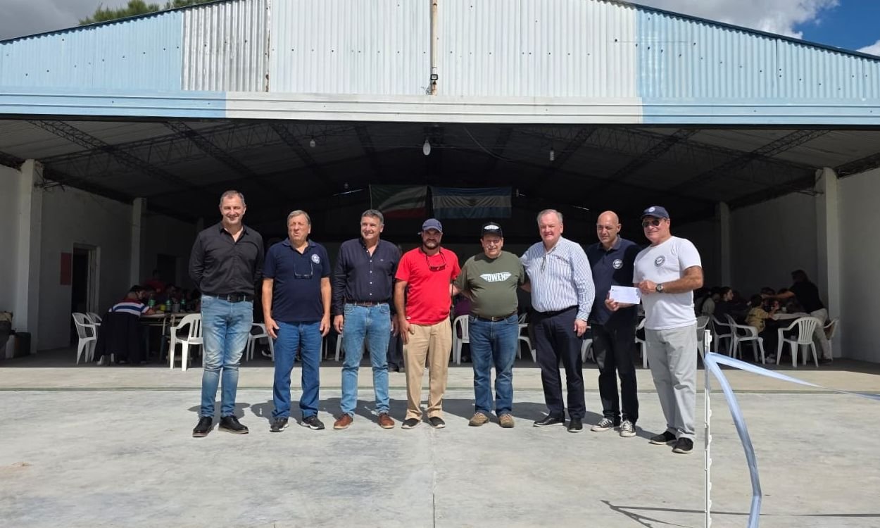 Senador Felipe Michlig, diputado Marcelo González y el veterano Owen Crippa en el Aeroclub de San Cristóbal durante la inauguración de obras.