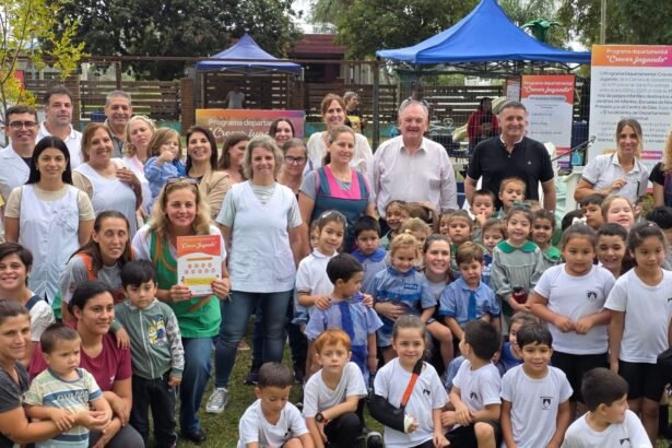 Senador Felipe Michlig, diputado Marcelo González y Silvana Romero en el acto de Crecer Jugando en Hersilia