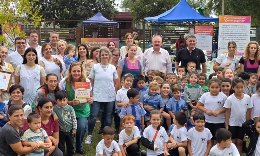 Senador Felipe Michlig, diputado Marcelo González y Silvana Romero en el acto de Crecer Jugando en Hersilia