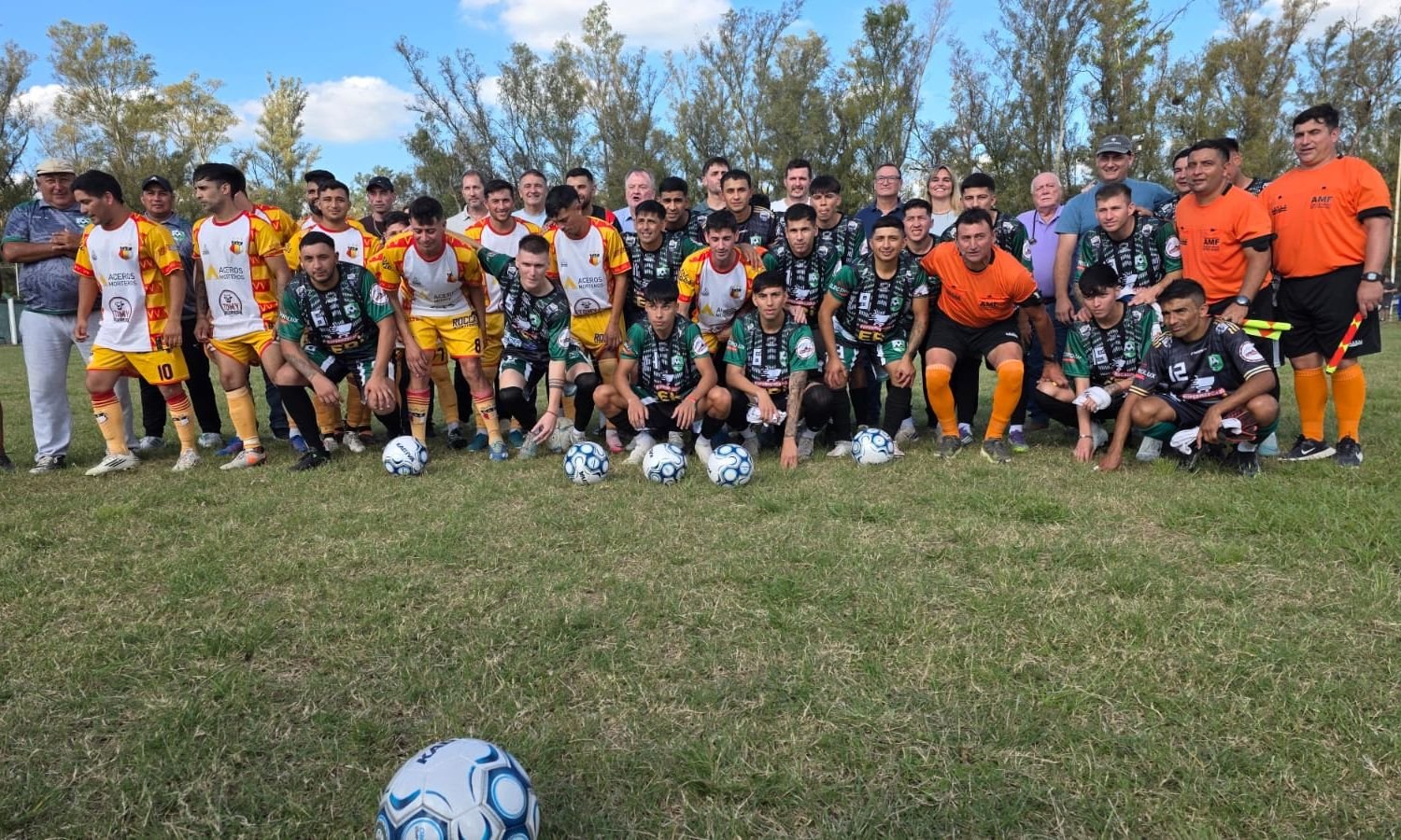 Senador Felipe Michlig y diputado Marcelo González junto a directivos de la Asociación Deportiva Juniors Club en Suardi