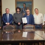 Senador Felipe Michlig junto a los productores de la película El Cura del Fin del Mundo en el Senado de Santa Fe