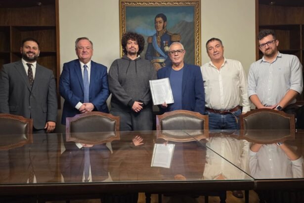 Senador Felipe Michlig junto a los productores de la película El Cura del Fin del Mundo en el Senado de Santa Fe