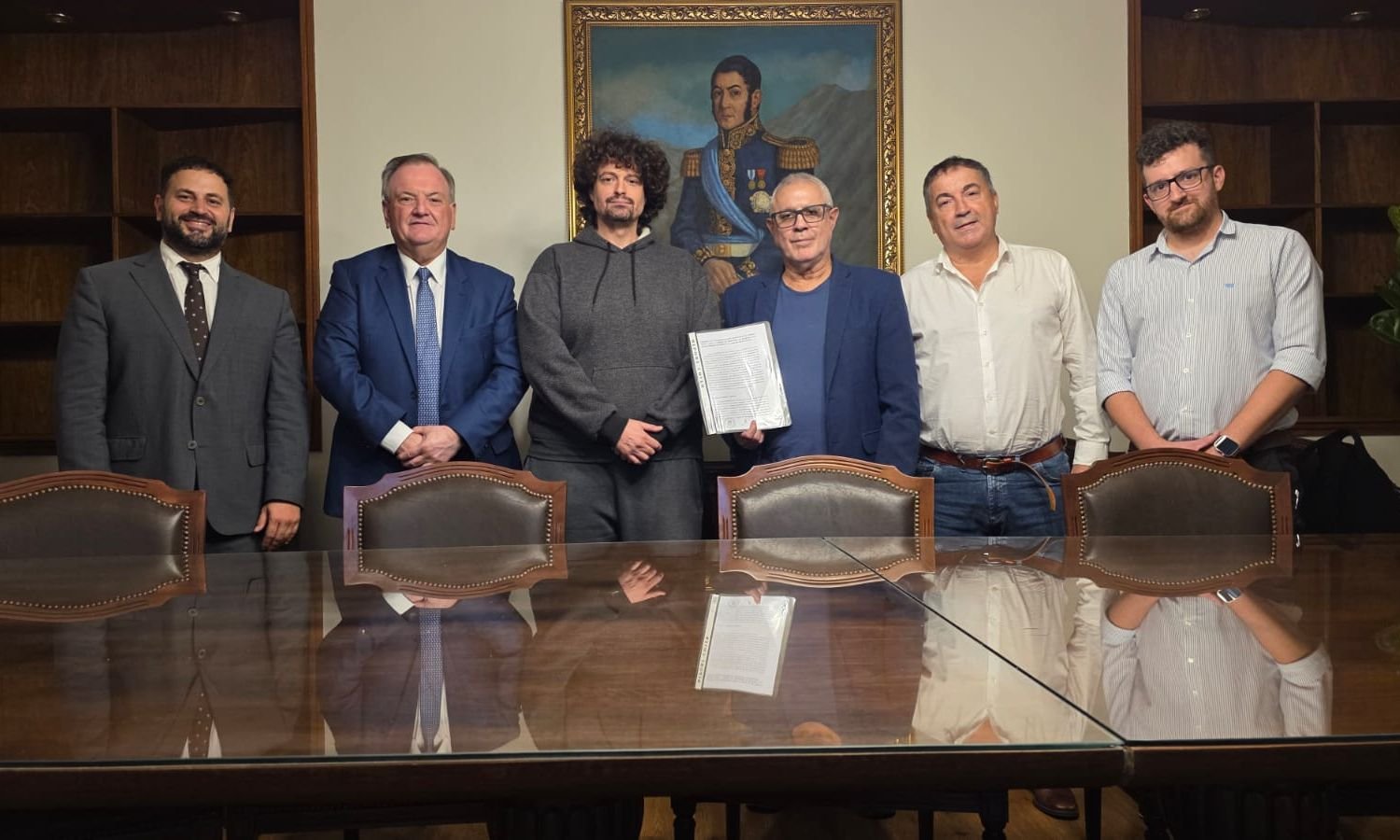 Senador Felipe Michlig junto a los productores de la película El Cura del Fin del Mundo en el Senado de Santa Fe