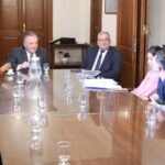 Senadores Felipe Michlig y Alcides Calvo reunidos con trabajadores de la empresa Láctea Verónica en la Sala de Reuniones del Senado.