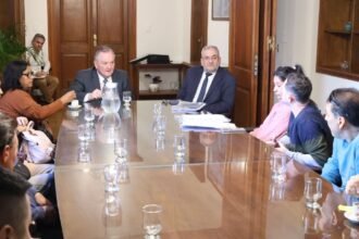 Senadores Felipe Michlig y Alcides Calvo reunidos con trabajadores de la empresa Láctea Verónica en la Sala de Reuniones del Senado.