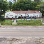 Senador Felipe Michlig y autoridades de la APSV frente a la Escuela N° 923 analizando medidas de seguridad vial en Ruta 39.