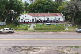Senador Felipe Michlig y autoridades de la APSV frente a la Escuela N° 923 analizando medidas de seguridad vial en Ruta 39.
