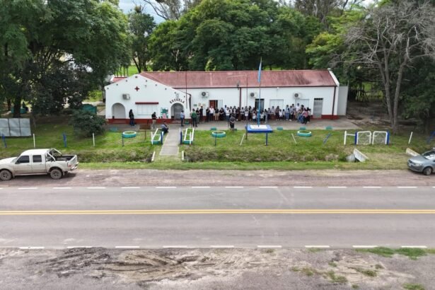 Senador Felipe Michlig y autoridades de la APSV frente a la Escuela N° 923 analizando medidas de seguridad vial en Ruta 39.