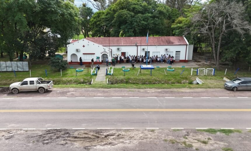Senador Felipe Michlig y autoridades de la APSV frente a la Escuela N° 923 analizando medidas de seguridad vial en Ruta 39.