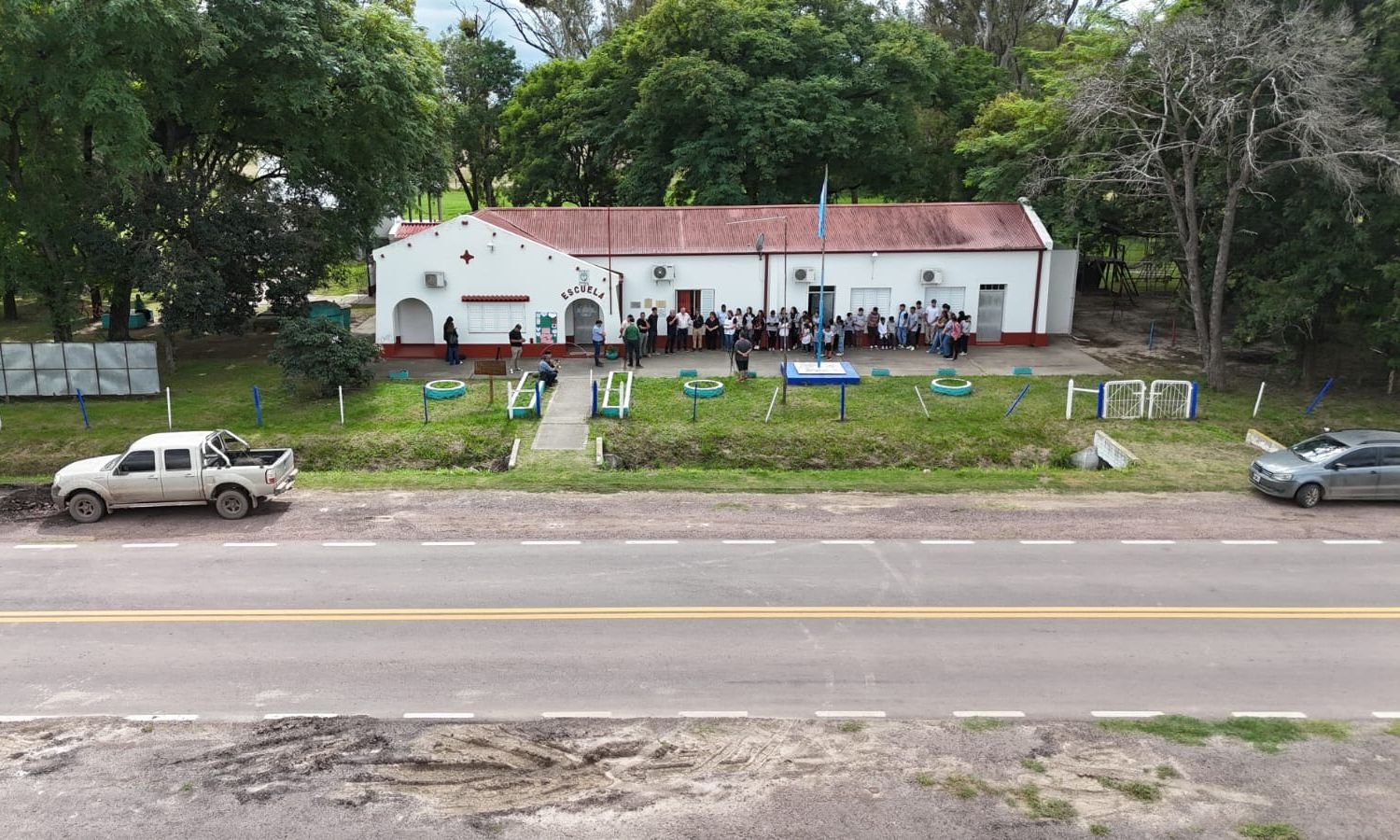 Senador Felipe Michlig y autoridades de la APSV frente a la Escuela N° 923 analizando medidas de seguridad vial en Ruta 39.