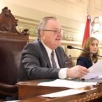 Senador Felipe Michlig durante la sesión del Senado presentando el pedido de informe sobre planes de viviendas.