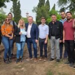 Senador Felipe Michlig e intendente Alejandra Dupouy durante la entrega de fondos para maquinaria en Ceres