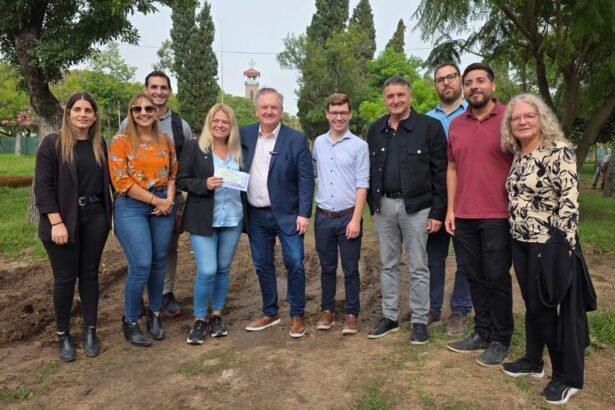 Senador Felipe Michlig e intendente Alejandra Dupouy durante la entrega de fondos para maquinaria en Ceres