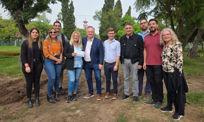 Senador Felipe Michlig e intendente Alejandra Dupouy durante la entrega de fondos para maquinaria en Ceres