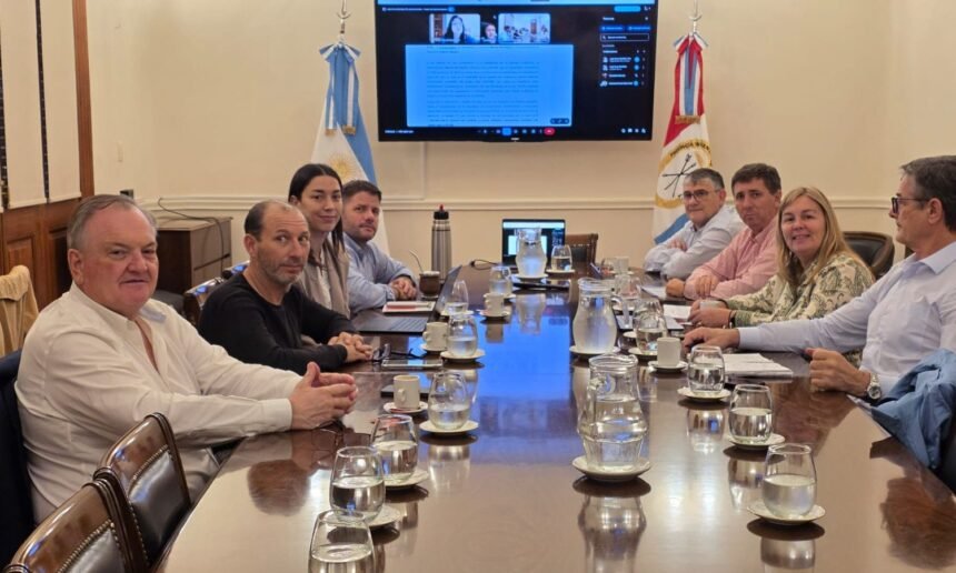 Senador Felipe Michlig en la reunión de la Comisión Evaluadora del Programa Alentar en Casa de Gobierno