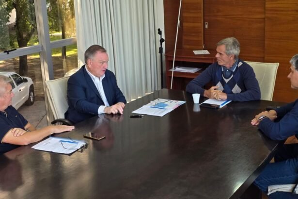 Senador Felipe Michlig reunido con Pablo Seghezzo y Germán Lagger en la Dirección Provincial de Vialidad