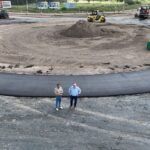 Senador Felipe Michlig supervisando el asfaltado de la nueva rotonda en la intersección de Ruta 34 y Ruta 39