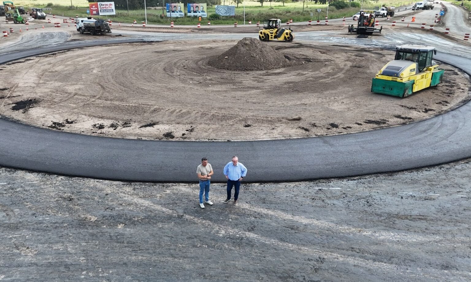 Senador Felipe Michlig supervisando el asfaltado de la nueva rotonda en la intersección de Ruta 34 y Ruta 39