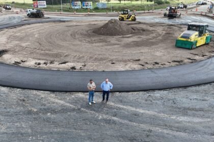 Senador Felipe Michlig supervisando el asfaltado de la nueva rotonda en la intersección de Ruta 34 y Ruta 39