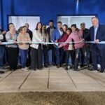 Dianela Michlig, Felipe Michlig y Marcelo González en el corte de cintas del nuevo Salón Cultural de Ambrosetti