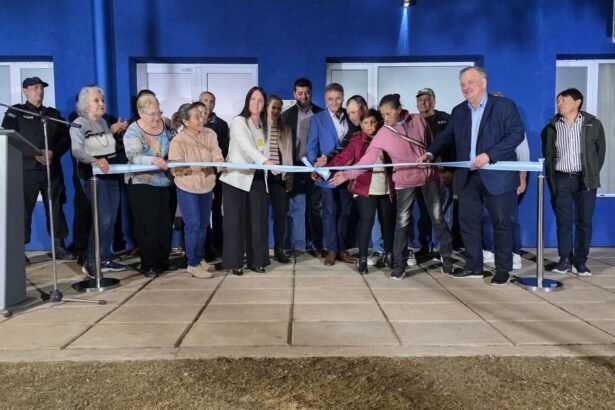 Dianela Michlig, Felipe Michlig y Marcelo González en el corte de cintas del nuevo Salón Cultural de Ambrosetti