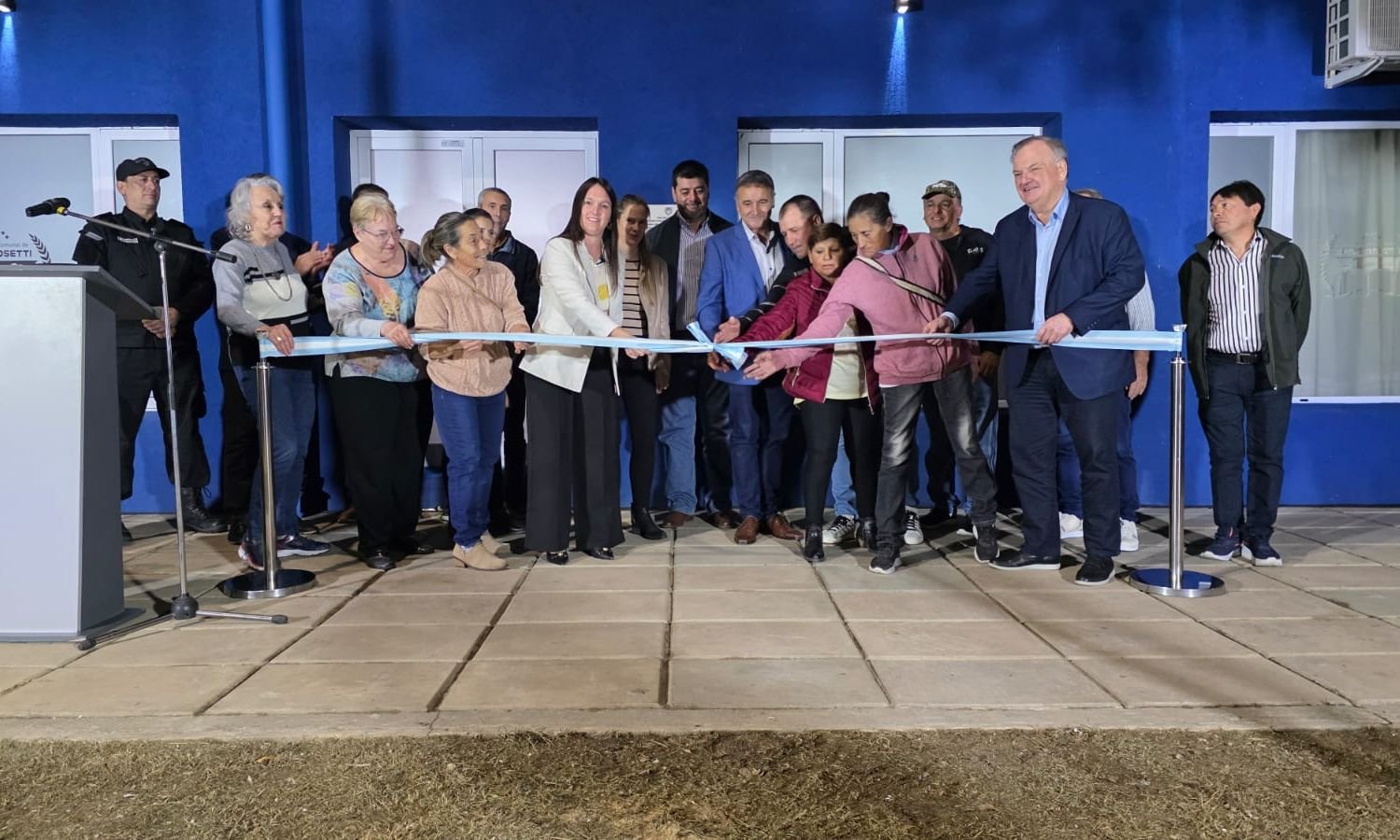 Dianela Michlig, Felipe Michlig y Marcelo González en el corte de cintas del nuevo Salón Cultural de Ambrosetti