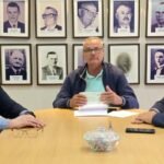 Senador Felipe Michlig, diputado Marcelo González y José Luis Sánchez en la reunión institucional en la Comuna de Villa Trinidad