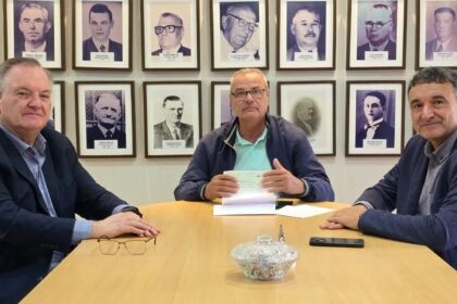 Senador Felipe Michlig, diputado Marcelo González y José Luis Sánchez en la reunión institucional en la Comuna de Villa Trinidad