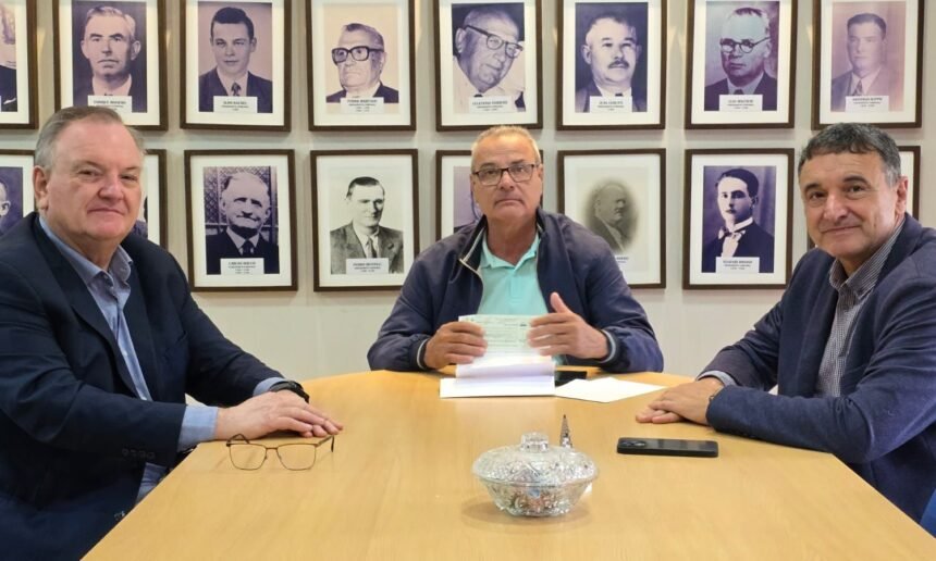 Senador Felipe Michlig, diputado Marcelo González y José Luis Sánchez en la reunión institucional en la Comuna de Villa Trinidad