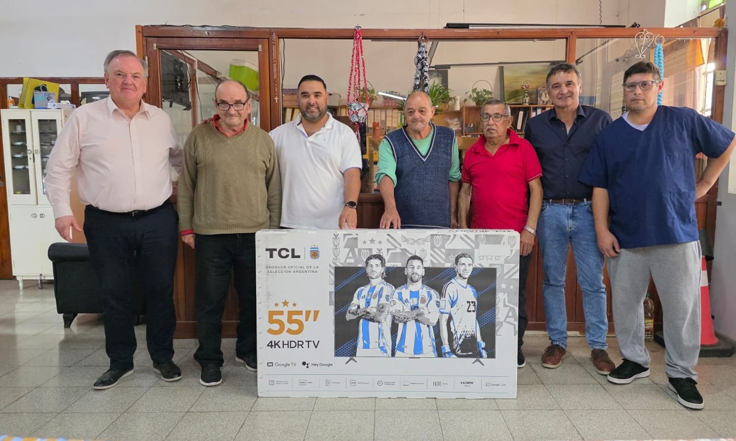 Senador Felipe Michlig y diputado Marcelo González durante su visita a la Residencia de Adultos Mayores Alma en San Cristóbal