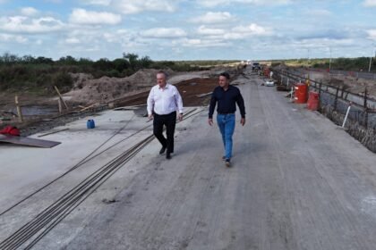Senador Felipe Michlig y diputado Marcelo González recorriendo obras de ensanchamiento de puentes Ruta Provincial 4