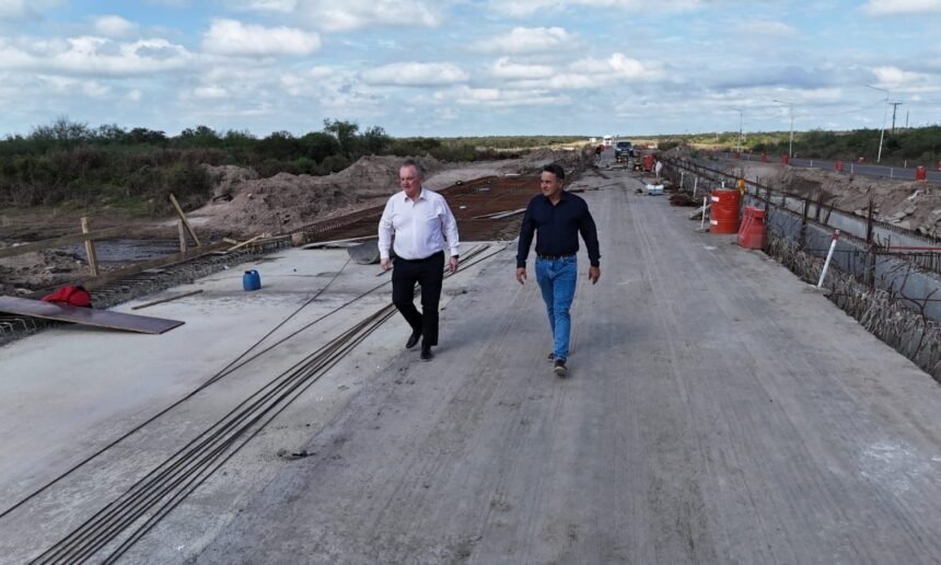Senador Felipe Michlig y diputado Marcelo González recorriendo obras de ensanchamiento de puentes Ruta Provincial 4