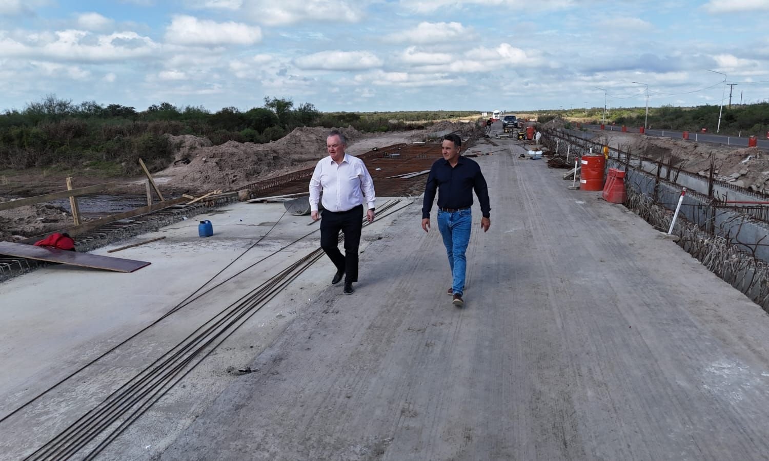 Senador Felipe Michlig y diputado Marcelo González recorriendo obras de ensanchamiento de puentes Ruta Provincial 4
